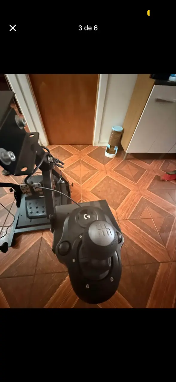 Volante Logitech con pedales - 3