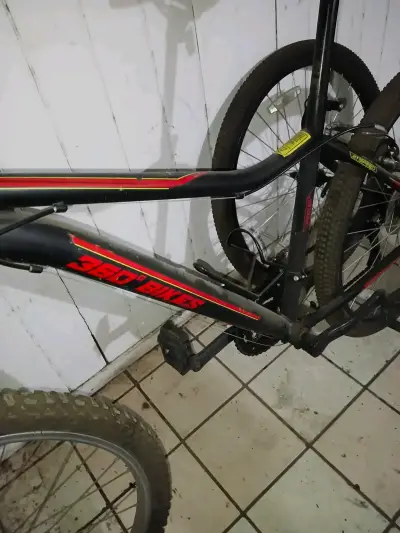 Bicicleta montaña negra y roja - miniatura 1