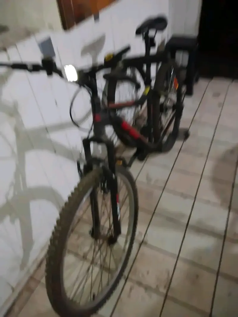Bicicleta montaña negra y roja - 2