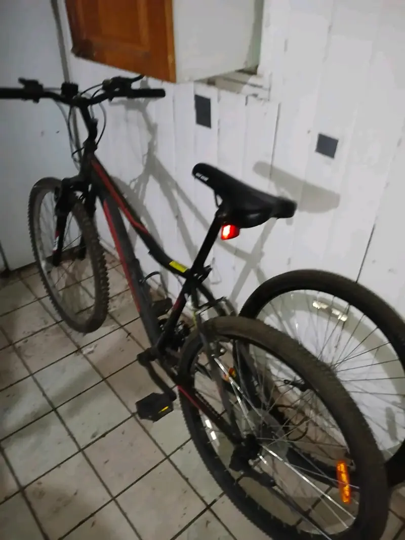 Bicicleta montaña negra y roja - 3