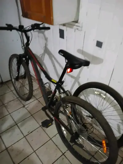 Bicicleta montaña negra y roja - miniatura 3