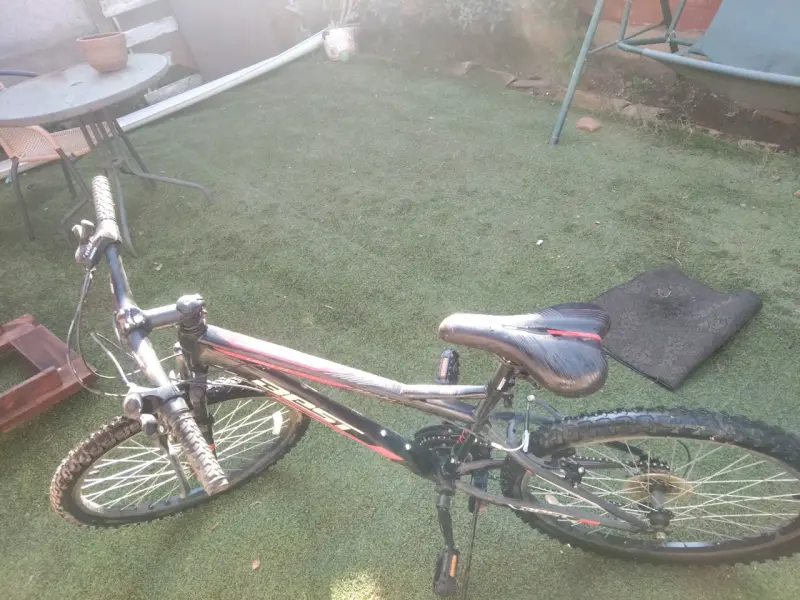 Bicicleta montaña negra y roja - 1