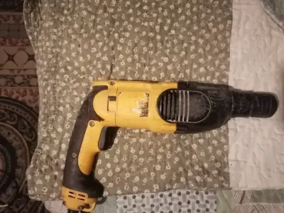 Taladro rotomartillo amarillo y negro - miniatura 1