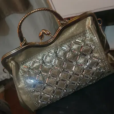 Cartera dorada con brillantes - miniatura 1