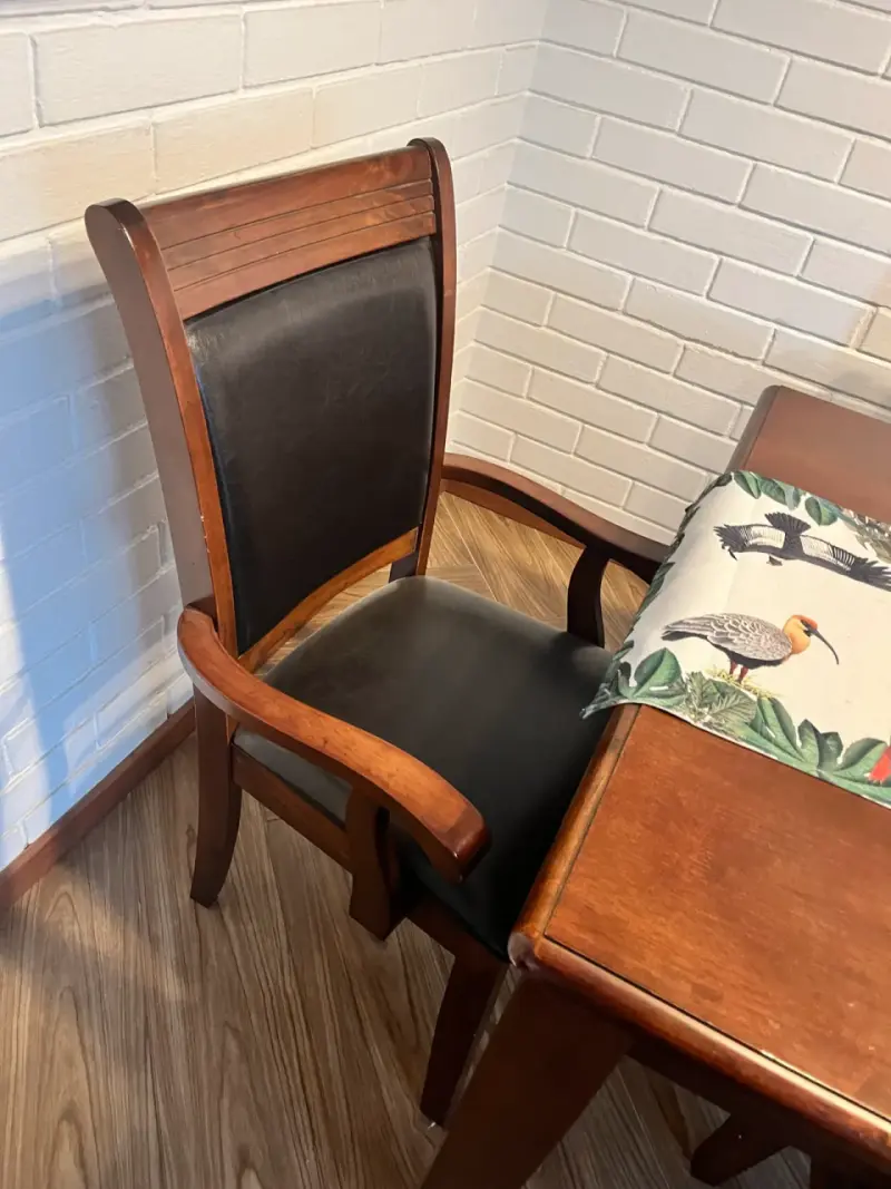 Mesa de comedor madera oscura - 2