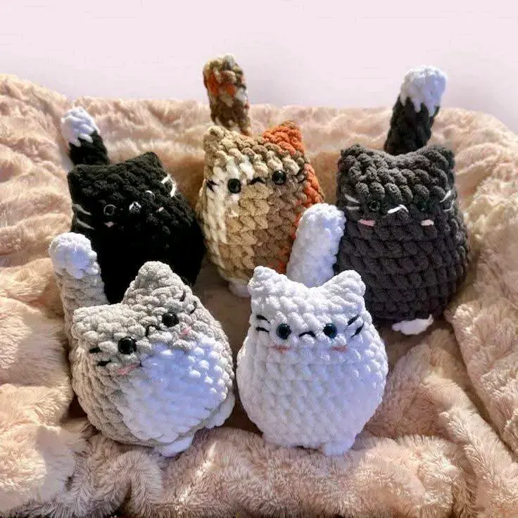Set de peluches de gatos tejidos