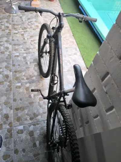 Bicicleta montaña negra - miniatura 1