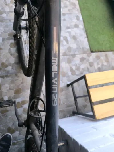 Bicicleta montaña negra - miniatura 2