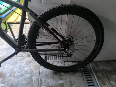 Bicicleta montaña negra - miniatura 4