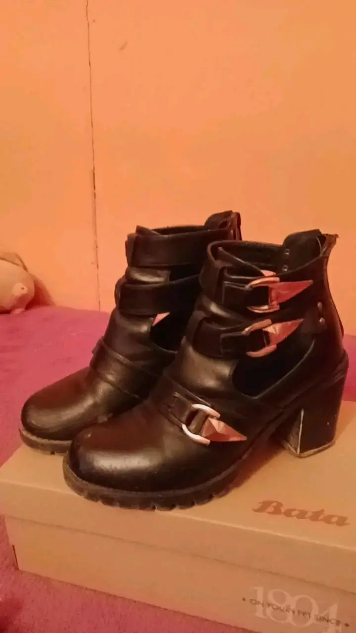 Botines negros con hebillas - 1