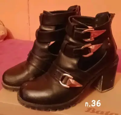 Botines negros con hebillas - miniatura 2