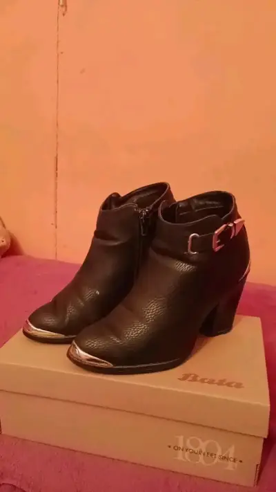 Botines negros Bata con hebilla - miniatura 1