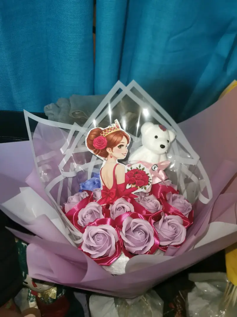Ramo de rosas eternas echas con cintas de  oso - 1