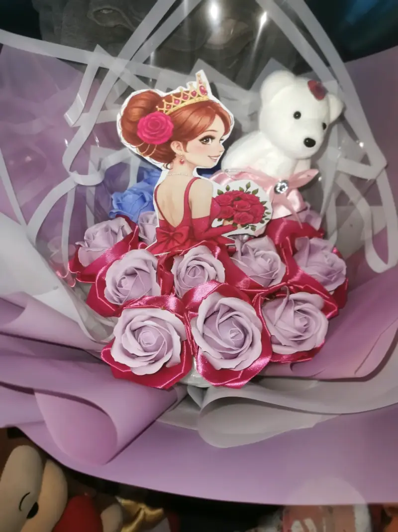 Ramo de rosas eternas echas con cintas de  oso - 2