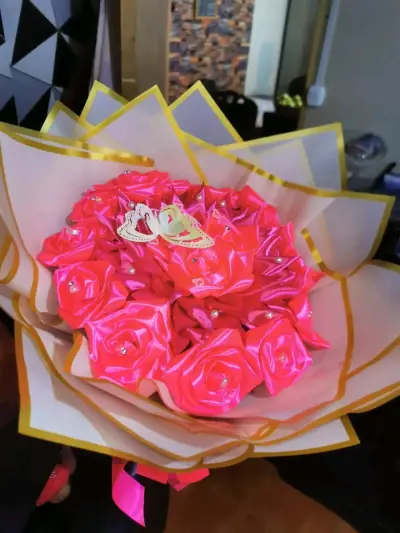 Ramo de rosas eternas echas con cintas de  oso - miniatura 5