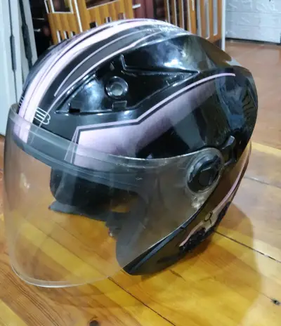 Casco moto negro y lila - miniatura 1
