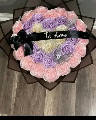 Cruz decorativa con rosas - miniatura 6