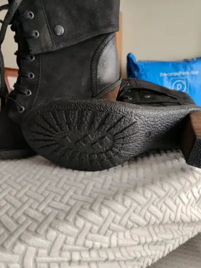 Botas negras de cuero con taco - miniatura 1