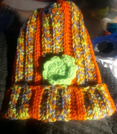 Gorro tejido multicolor con flor - miniatura 1