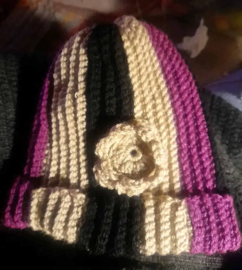 Gorro tejido multicolor con flor - 2