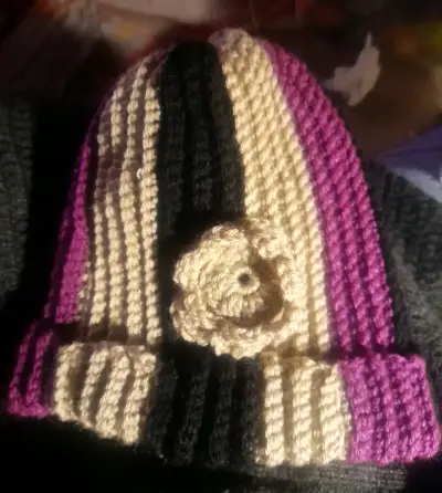 Gorro tejido multicolor con flor - miniatura 2