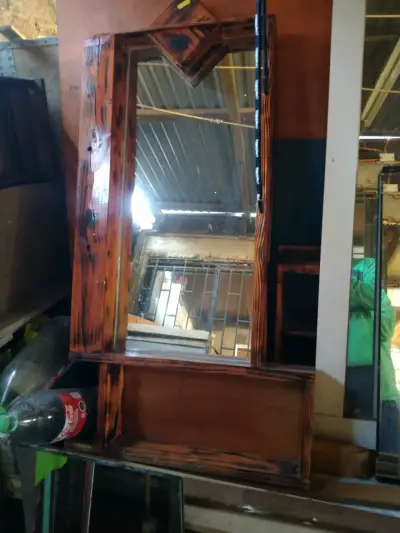 Espejo de madera con estantes - miniatura 2