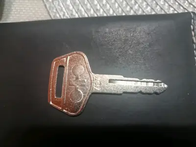 Llave de repuesto metálica - miniatura 1