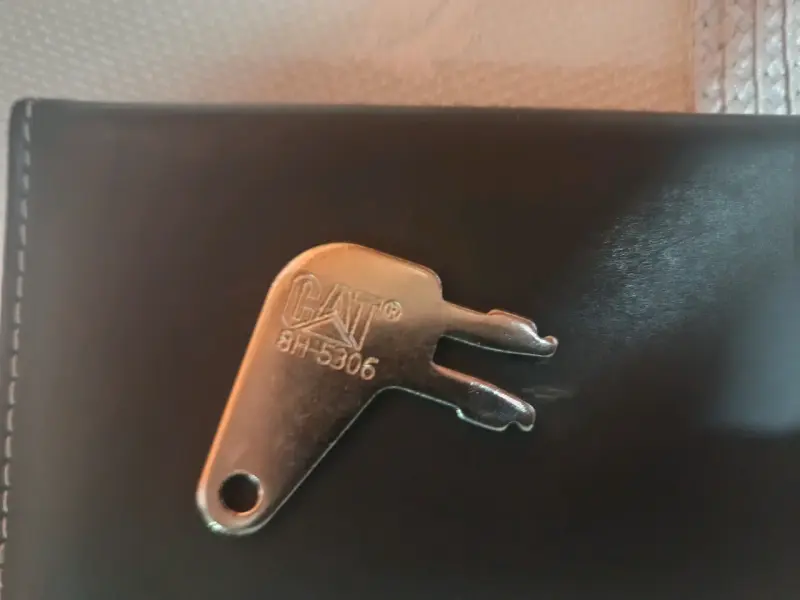 Llave de repuesto metálica - 5