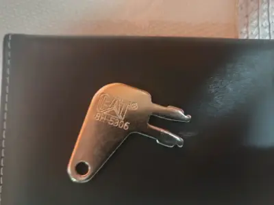 Llave de repuesto metálica - miniatura 5