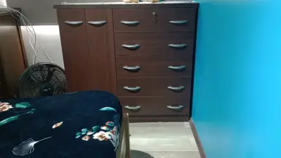 Cómoda de madera café - miniatura 1