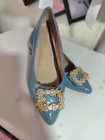Zapatos azules con adorno dorado - miniatura 1