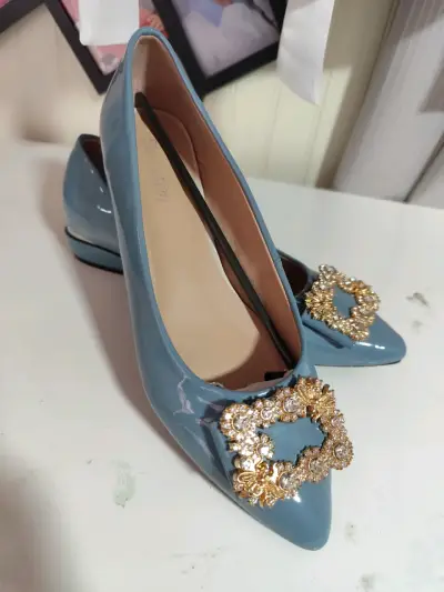 Zapatos azules con adorno dorado - miniatura 2