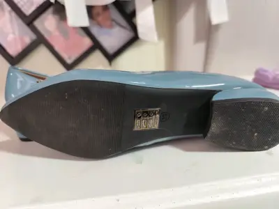 Zapatos azules con adorno dorado - miniatura 3