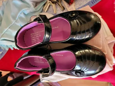 Zapatos tipo charol negros para niña - miniatura 2
