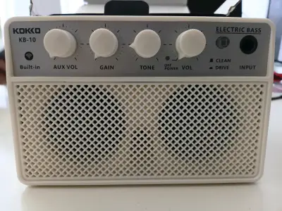 Amplificador Kokko KB-10 blanco para Bajo Potente - miniatura 1