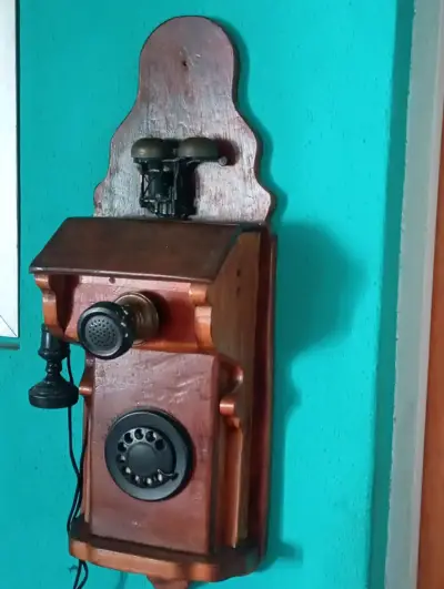 Teléfono vintage de pared - miniatura 1
