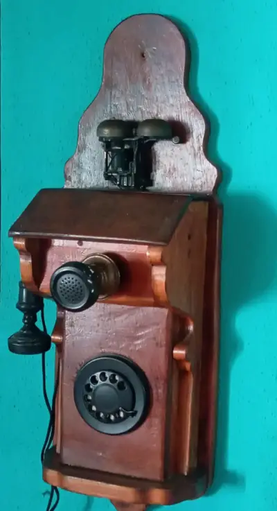 Teléfono vintage de pared - miniatura 2