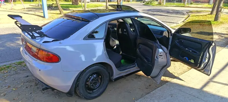 Auto deportivo gris - 3