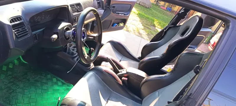 Auto deportivo gris - 5