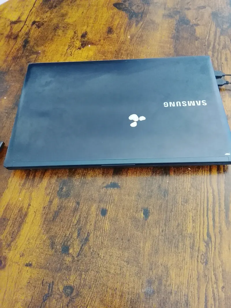 Notebook Samsung negro usado - 1