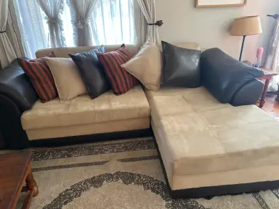 Sofá seccional beige y negro y café - miniatura 3