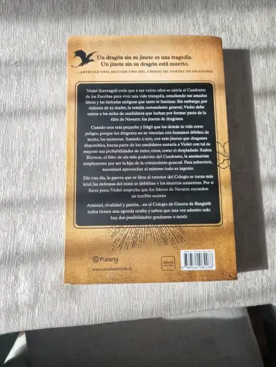 Libro 'Alas de Sangre' de Rebecca Yarros - miniatura 2