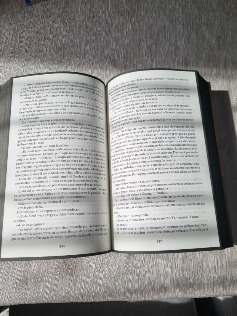Libro 'Alas de Sangre' de Rebecca Yarros - 3