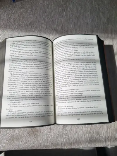 Libro 'Alas de Sangre' de Rebecca Yarros - miniatura 3