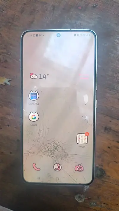 Samsung galaxy s22 con pantalla rota - miniatura 1