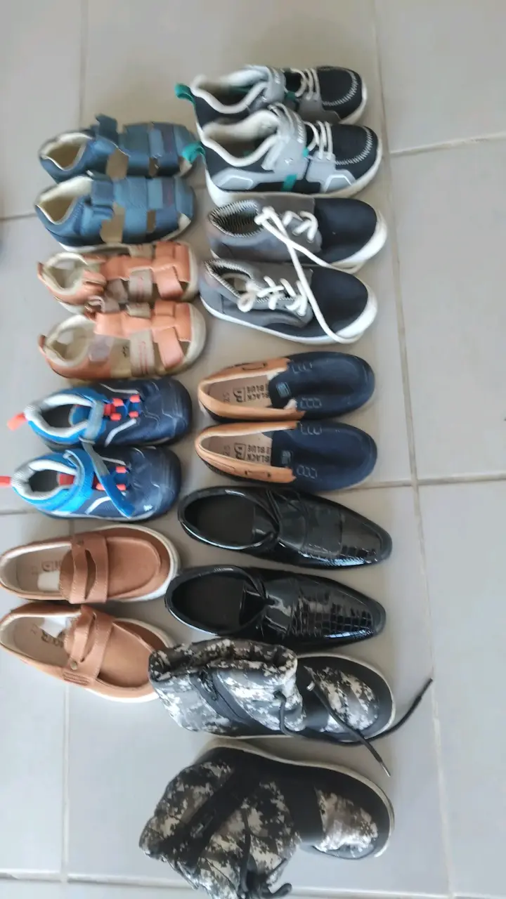 Lote de zapatos infantiles variados