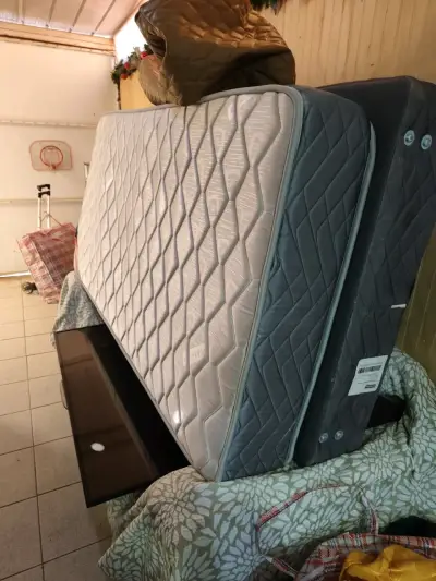 Cama de una plaza base y colchón en muy buen estad - miniatura 1