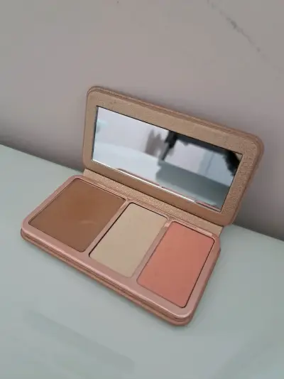 Paleta de maquillaje con espejo - miniatura 1