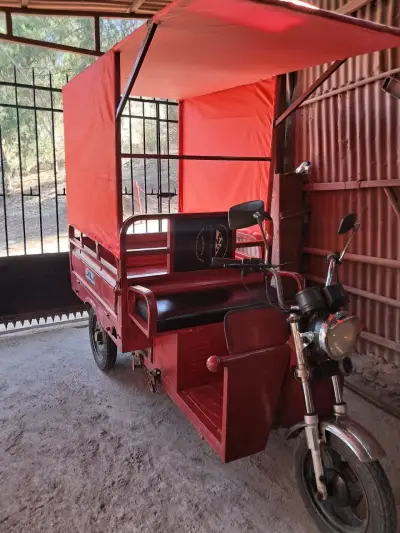 Motocarro rojo con toldo - miniatura 1