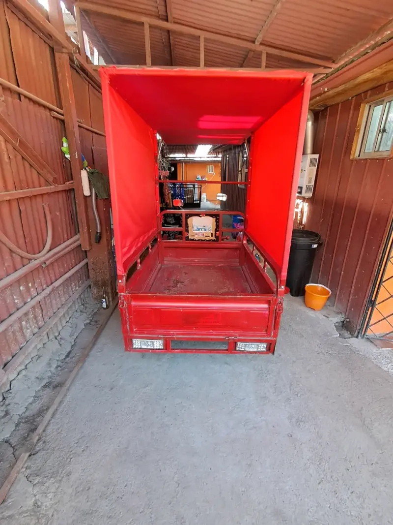 Motocarro rojo con toldo - 3